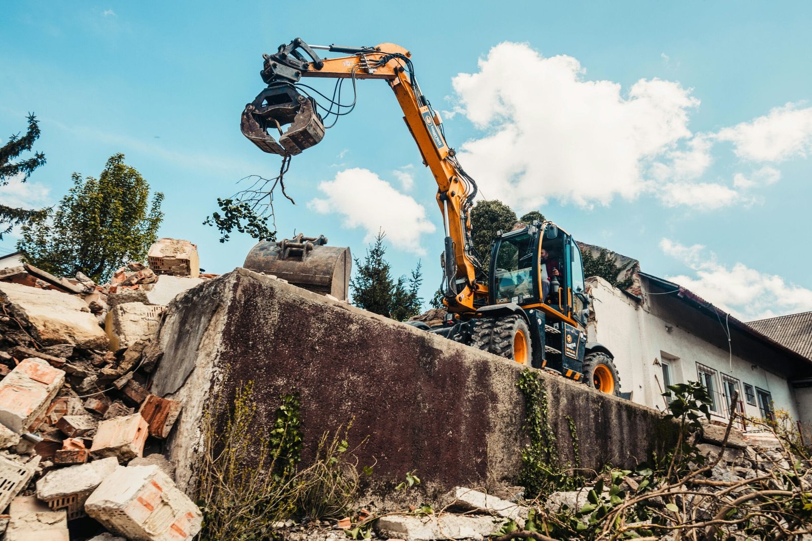 Demolition Contractors Guide: Avoid Costly Mistakes and Start Your Project Right